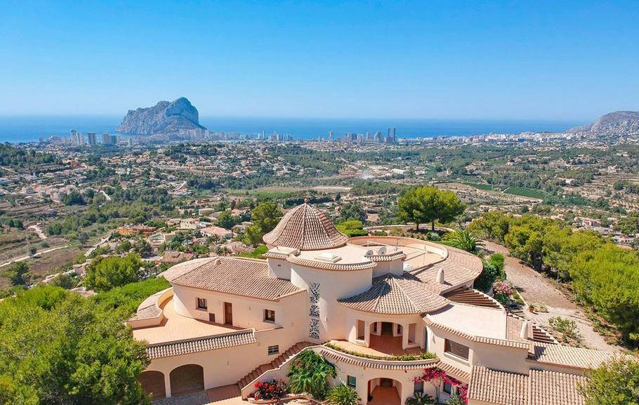 Luxury mansion on 3 levels with elevator and sea views in Calpe