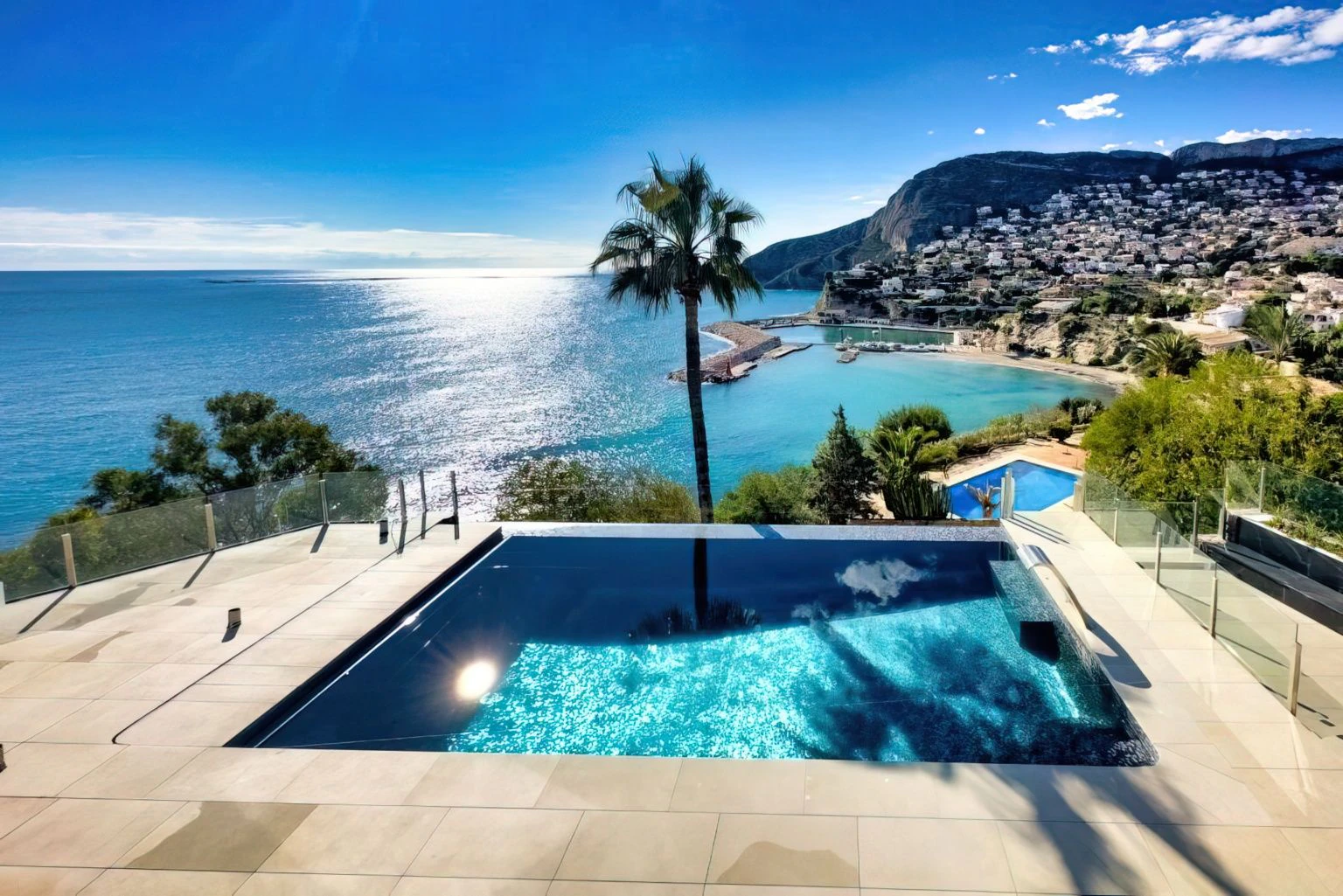 Spectacular villa on the first sea line in Calpe