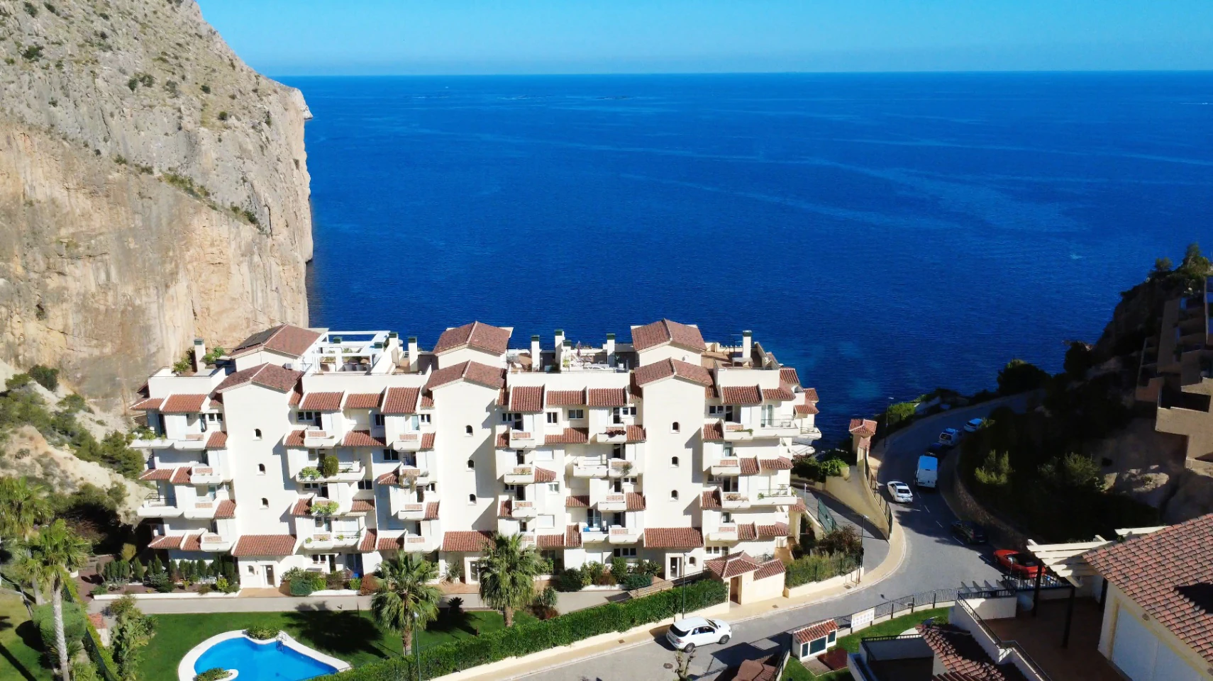 Luxe penthouse met privézwembad en spectaculair uitzicht op zee in Mascarat, Altea.