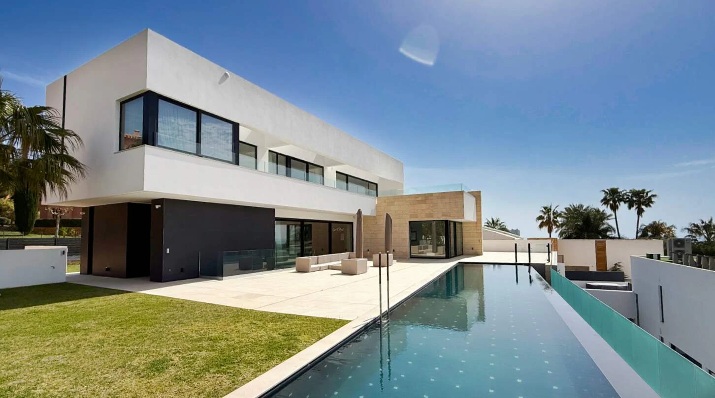 Exclusieve villa van drie verdiepingen met lift en prachtige uitzichten op zee, in Finestrat, Costa Blanca