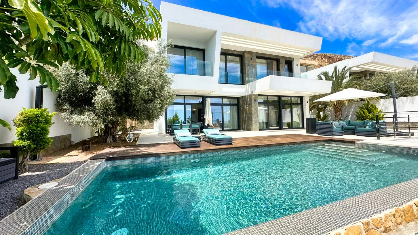 Luxe villa met prachtige uitzichten op zee en maximaal comfort in Sierra Cortina, Finestrat