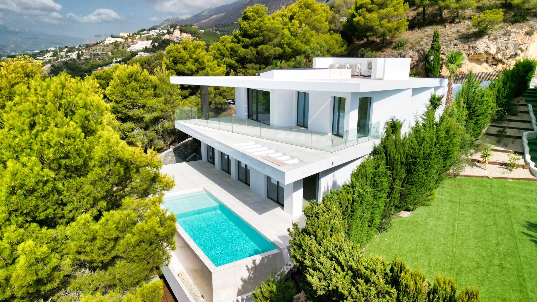 Moderne villa in Altea Hills met prachtig uitzicht op zee en baai