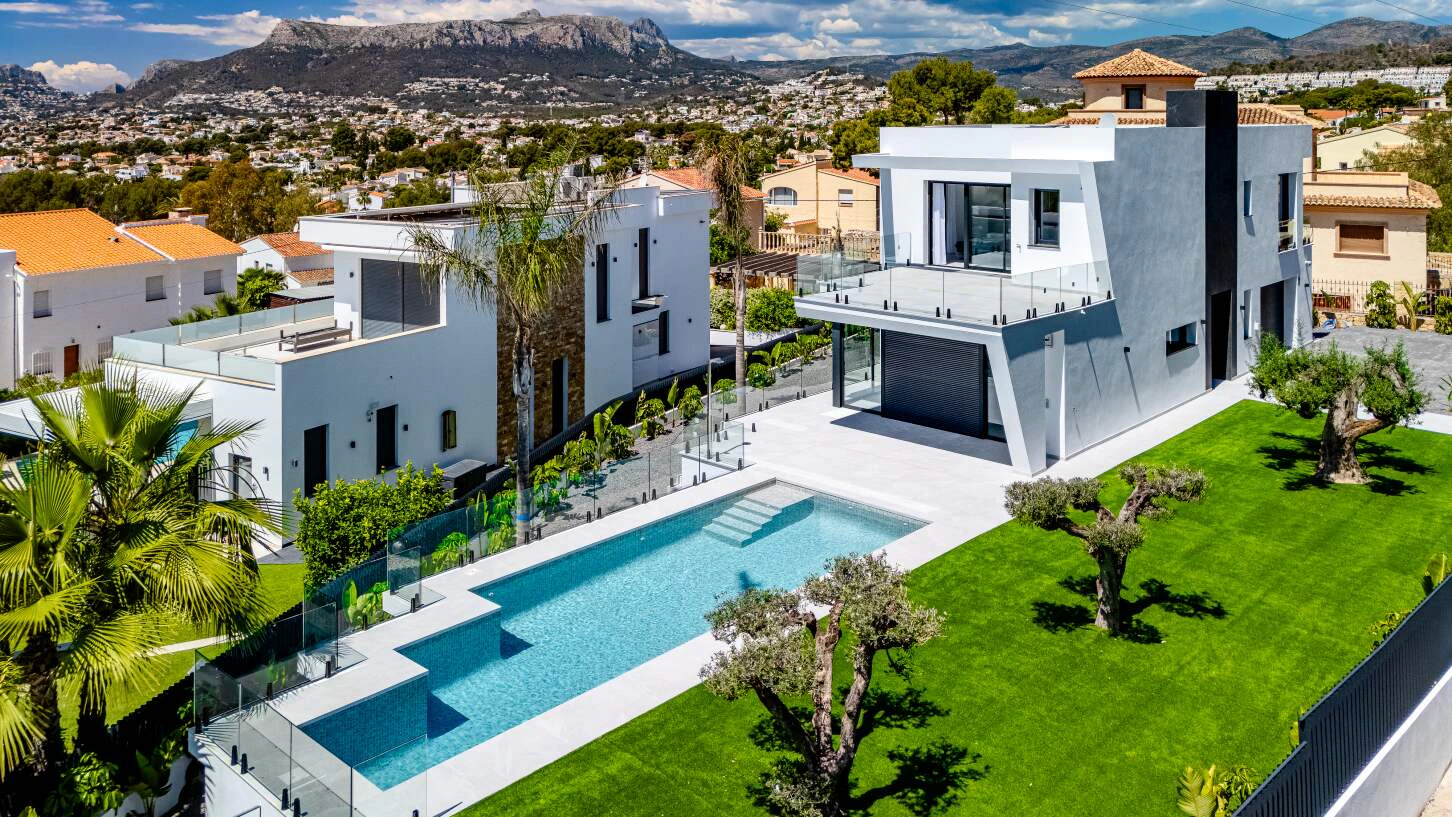 Super moderne en luxe villa te koop met zwembad en uitzicht op zee in Calpe