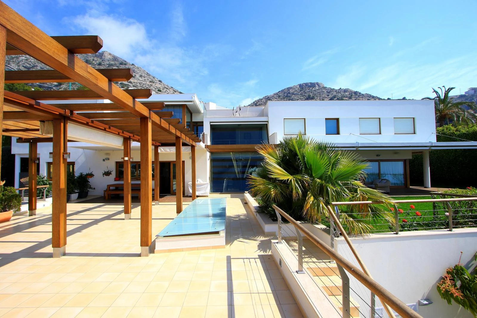 Stunning villa on a double plot with sea views in Altea Hills