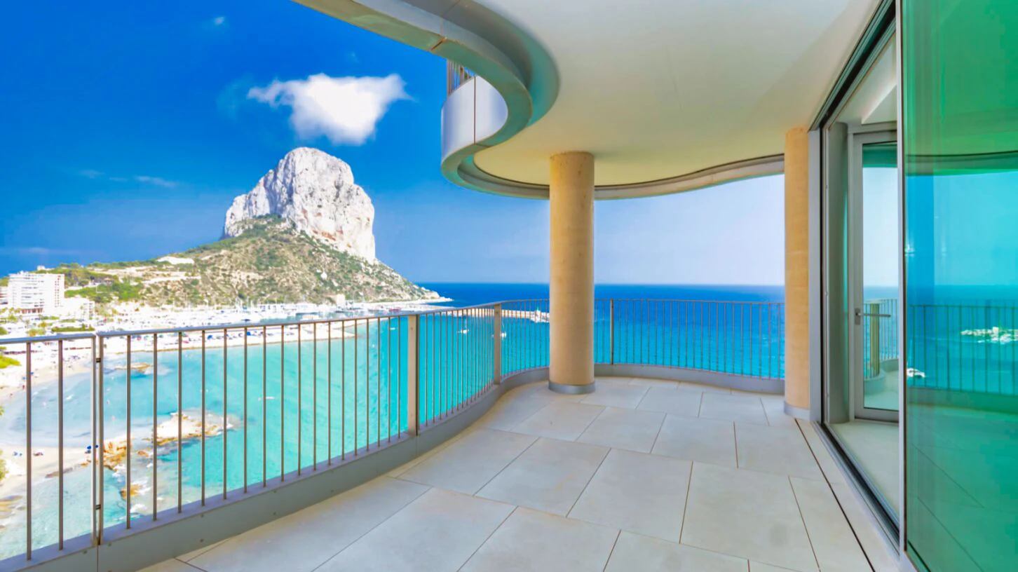 Apartament w pierwszej linii frontu z zapierającym dech w piersiach widokiem na morze w Calpe