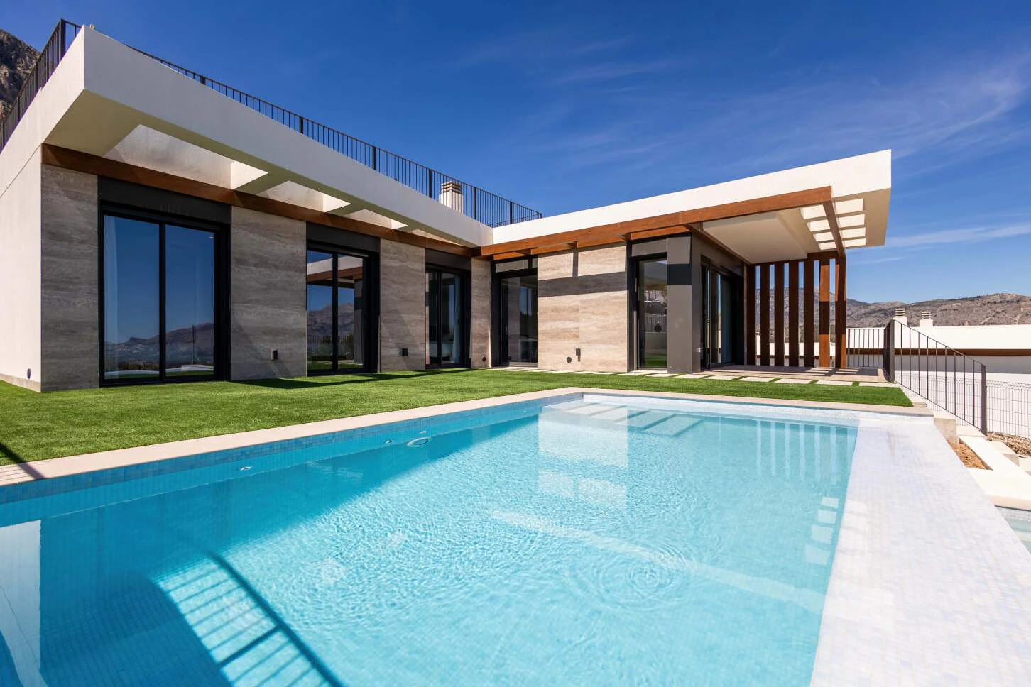 Moderne mediterrane villa met uitzicht op zee in Polop
