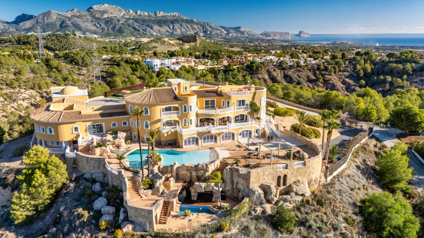 Luxe landgoed met panoramisch uitzicht op zee en bergen in La Nucia aan de Costa Blanca