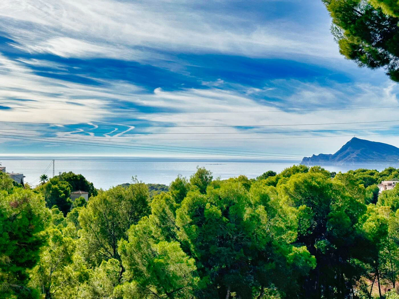 Renovated villa with sea views and two additional guest apartments in Altea