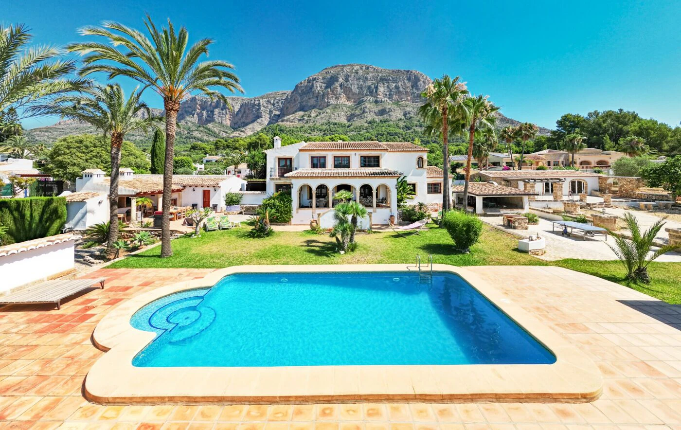 Luxe villa in mediterrane stijl met een groot perceel in Javea