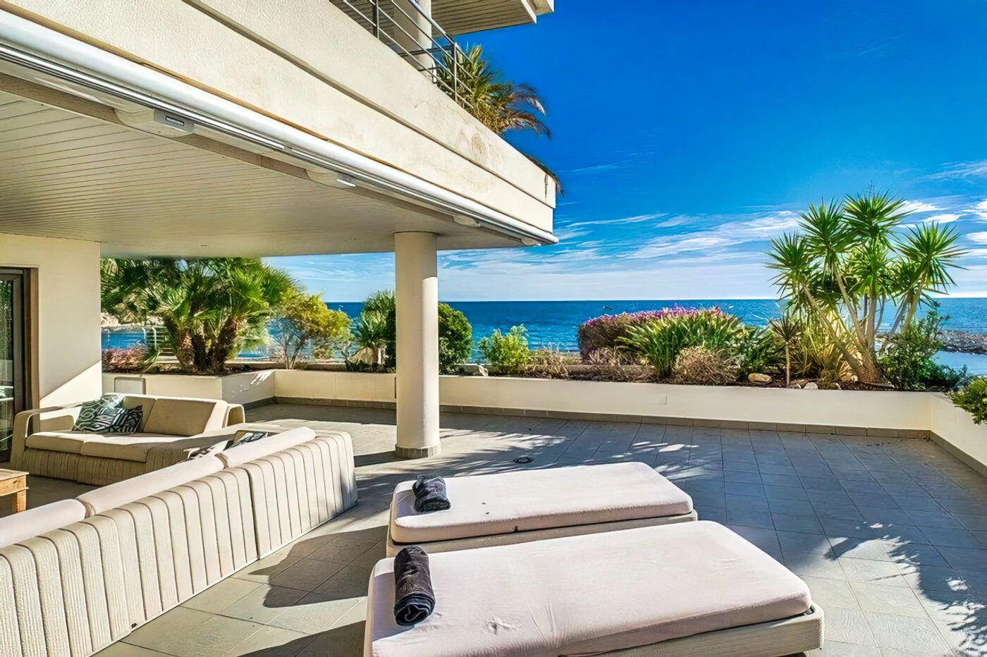 Luxury front line apartment with direct access to the beach in Residential Mascarat Beach in Altea