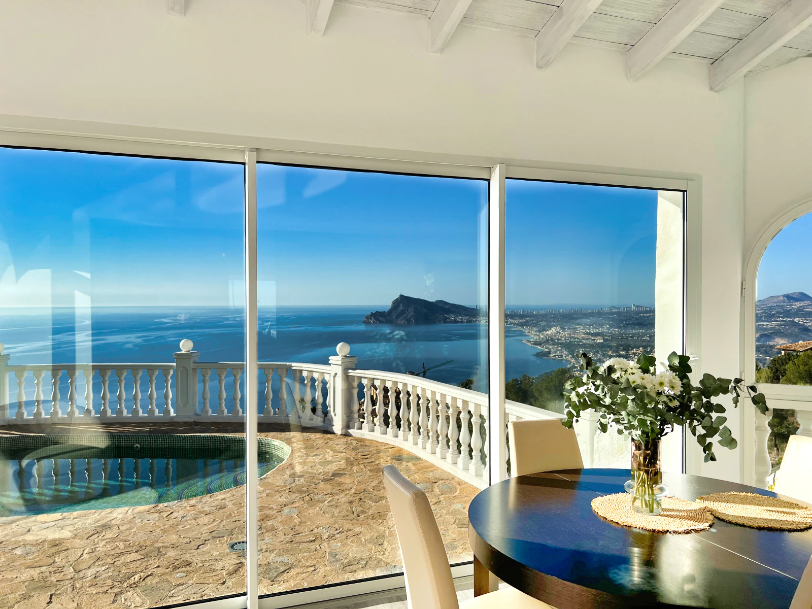 Onlangs gerenoveerde villa met prachtig uitzicht op zee in Altea Hills