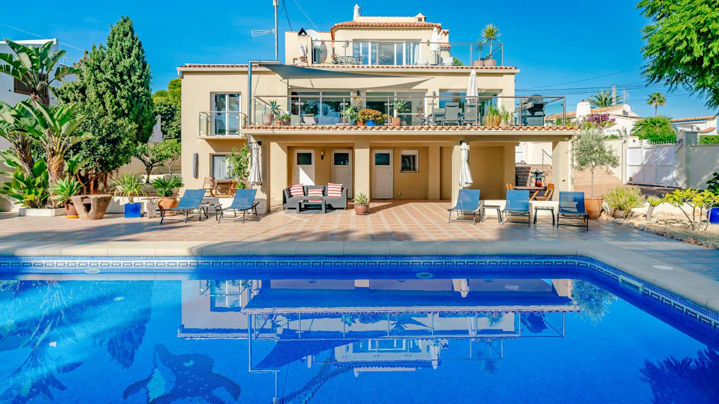Luxury villa in Calpe very close to the beach, with sea views and private pool.