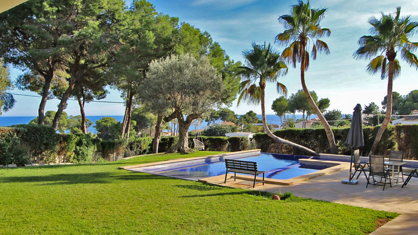 Villa with sea views and large swimming pool close to the beach in Moraira
