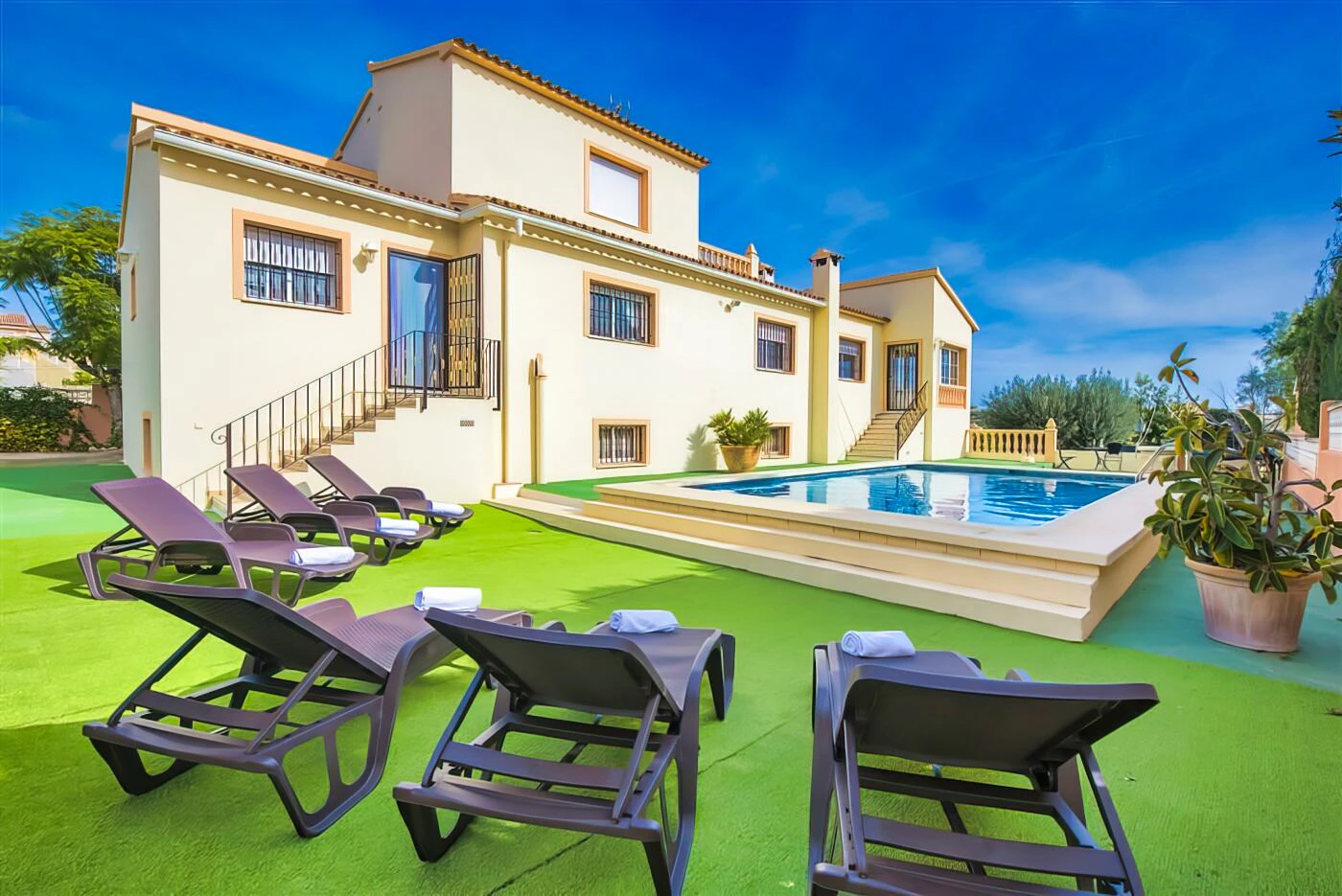 Centrally located villa near the sea with private pool in Calpe.