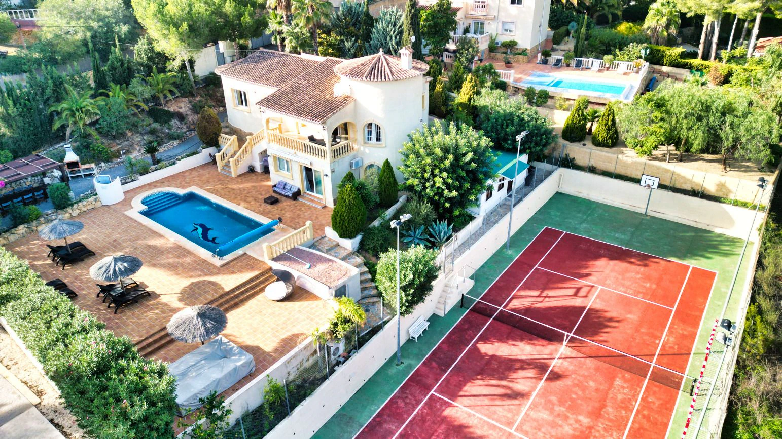 Villa met privé tennisbaan en gastenverblijf in Altea