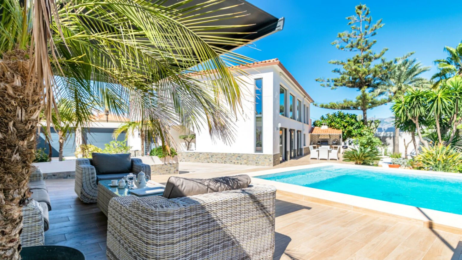 Villa met gastenappartement te koop in Albir