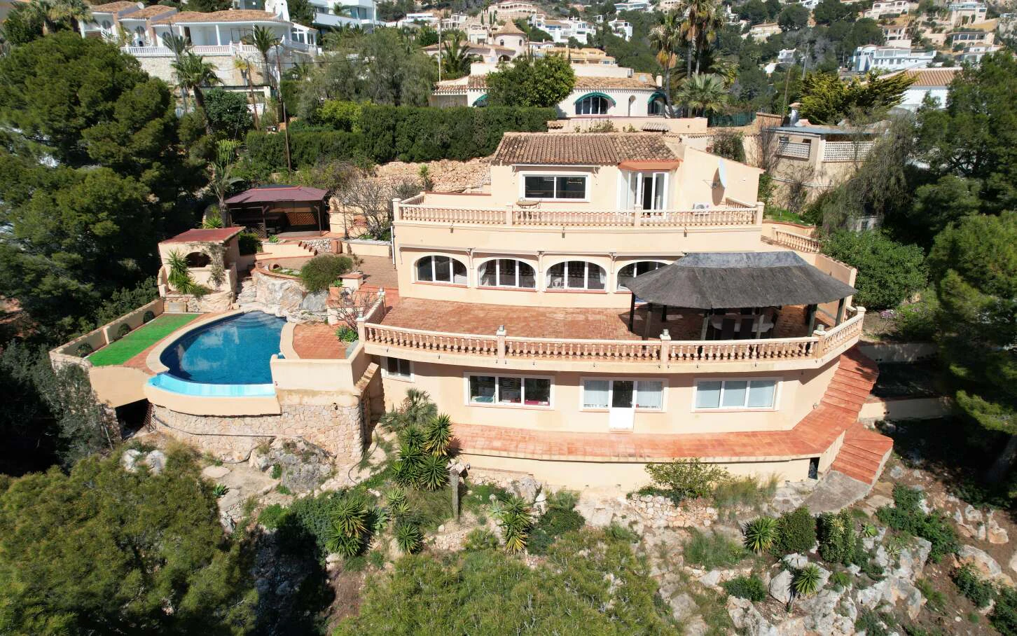 Privé luxe villa met zwembad, jacuzzi en magnifiek uitzicht op zee in een groene woonwijk in Altea.