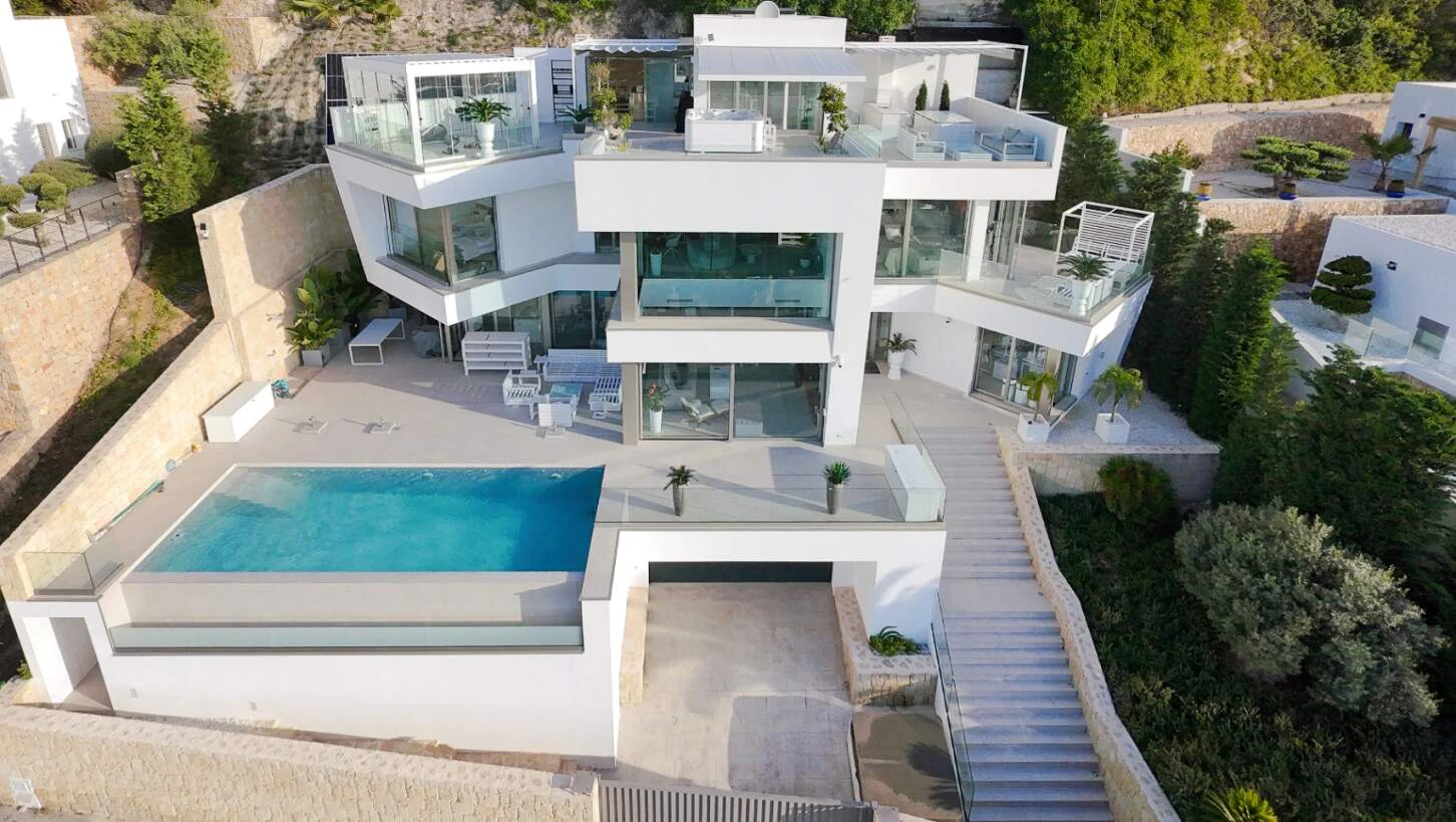 Uitzonderlijke moderne villa met panoramisch mediterraan uitzicht in Moraira, Costa Blanca