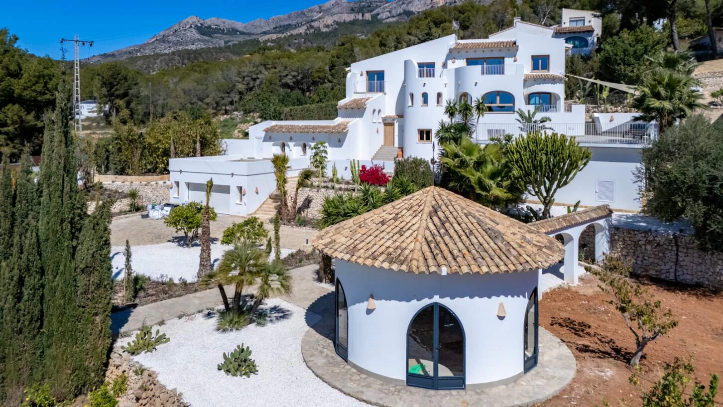 Luxury villa with panoramic views and magnificent garden in Altea la Vella.
