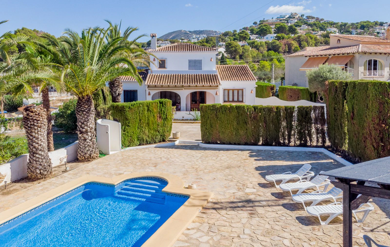 Belle villa avec un grand terrain à distance de marche du village de Moraira.