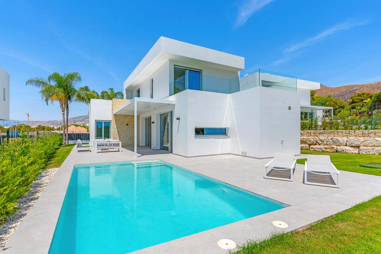 Nieuwbouwvilla met een apart perceel en privézwembad in een exclusieve urbanisatie in Sierra Cortina, Finestrat