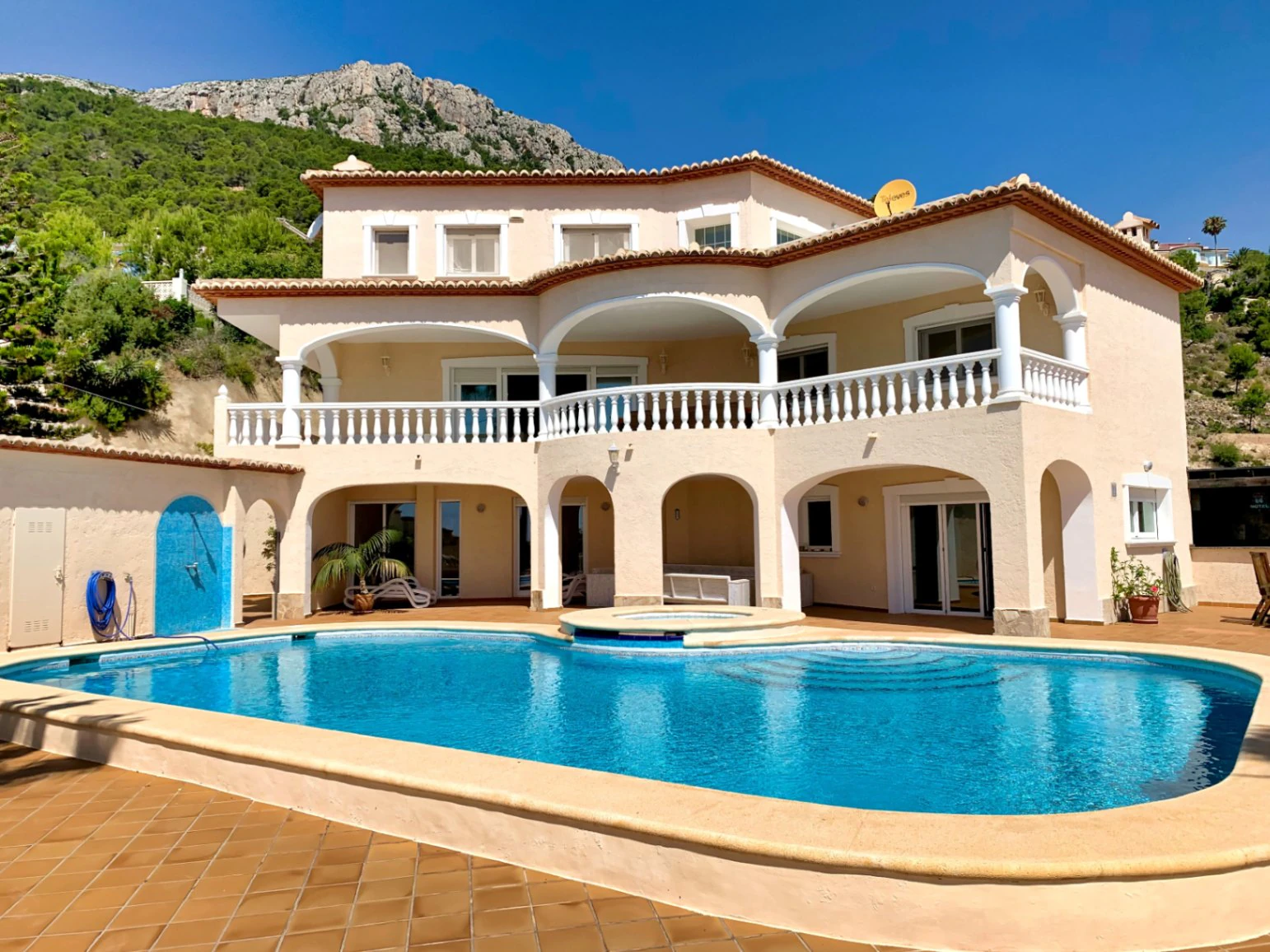6 bedroom villa with guest apartment in Calpe