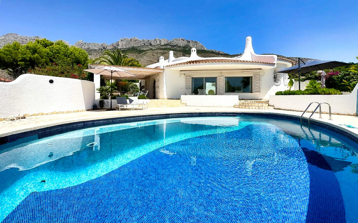 Beautiful mediterranean-style house with stunning sea and mountain views in Altea.