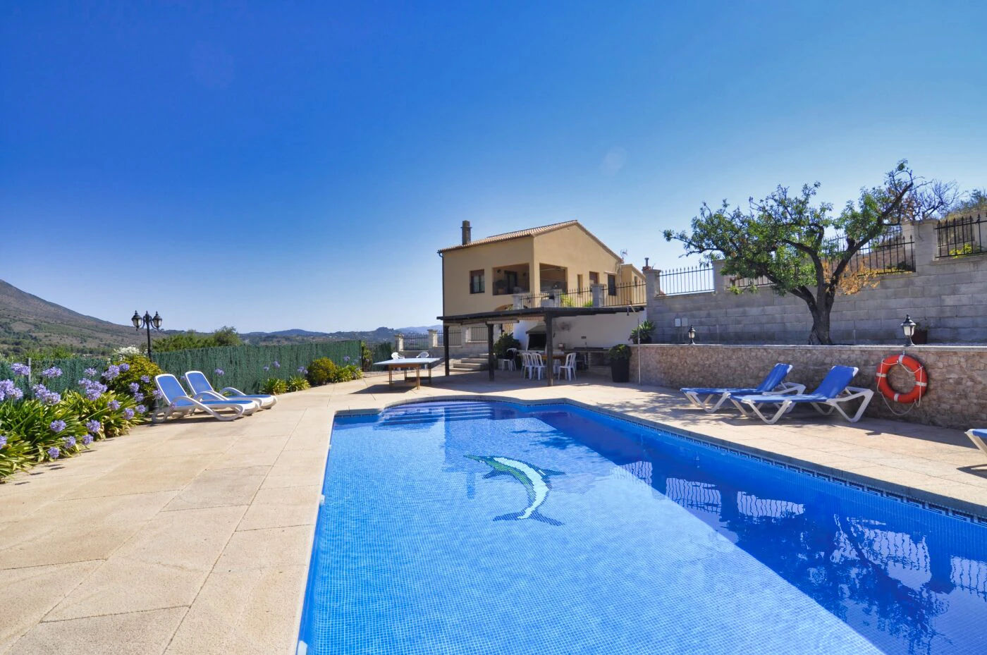 Grote finca met 3 appartementen en 9 slaapkamers in Benissa