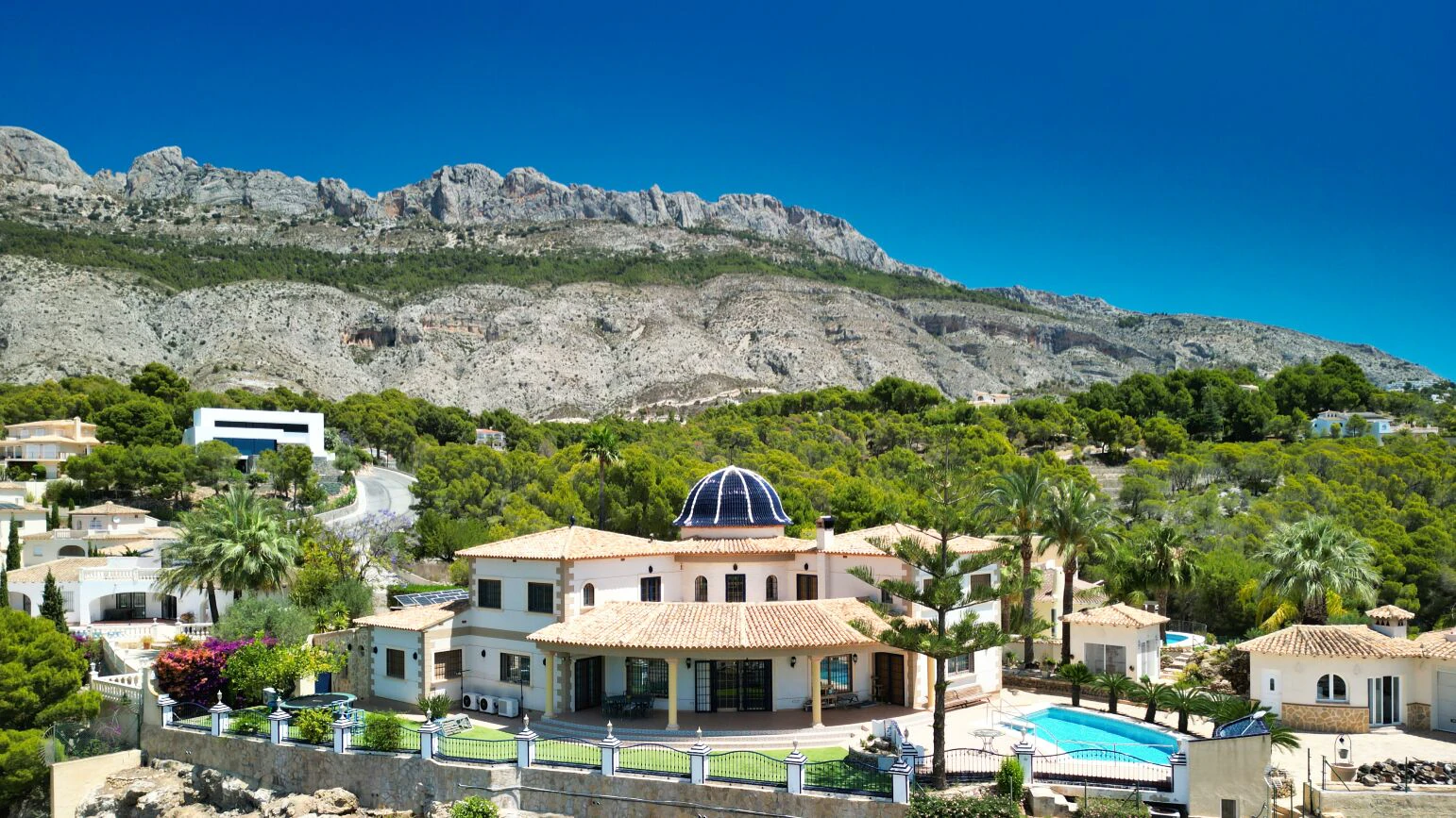 Spectaculaire villa met uitzicht op zee in Alhama Springs, Altea