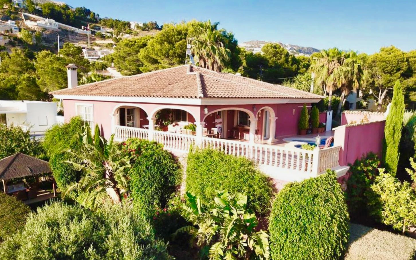 Villa in klassieke stijl omgeven door natuur en zee in Altea