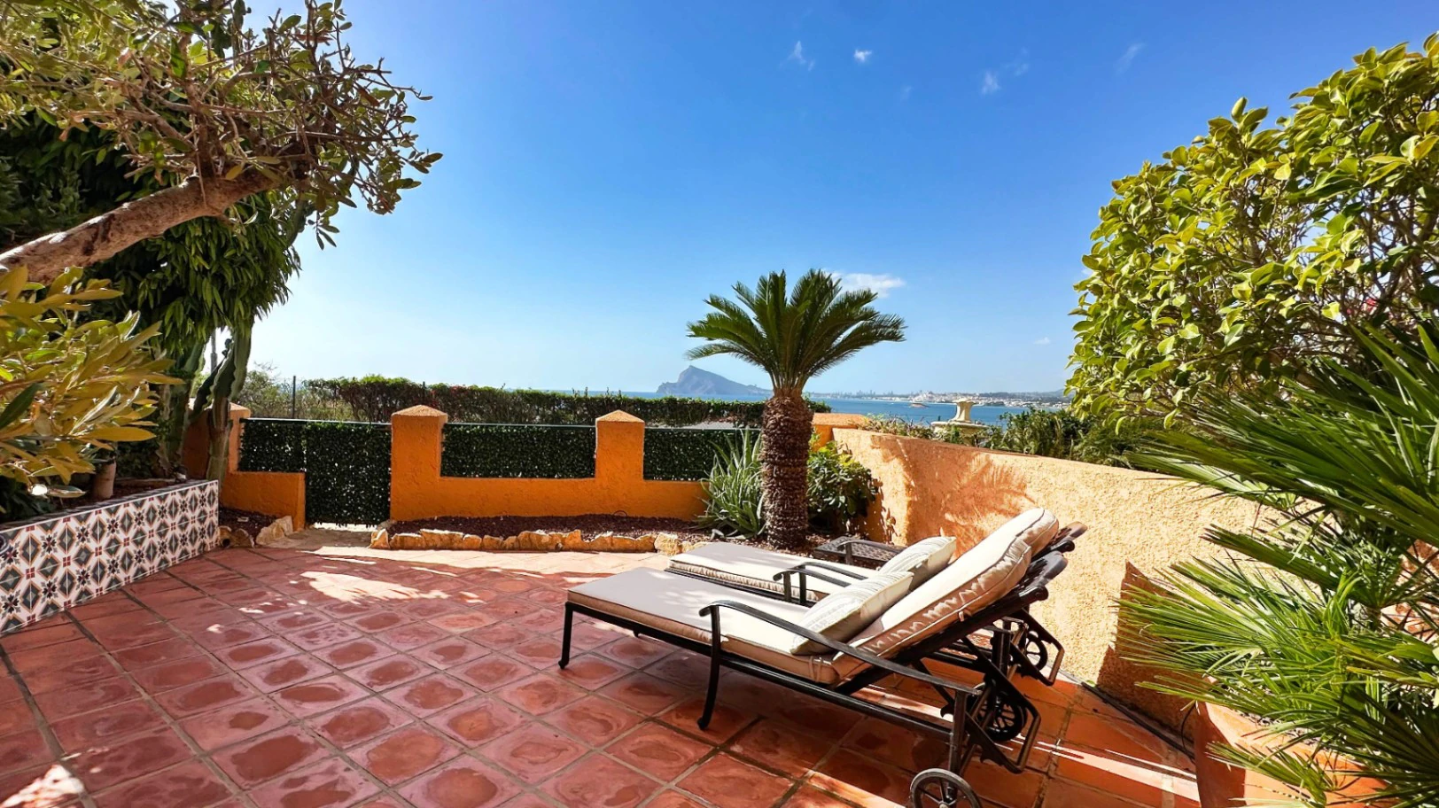 Ground floor apartment with garden and sea views in Pueblo Mascarat.