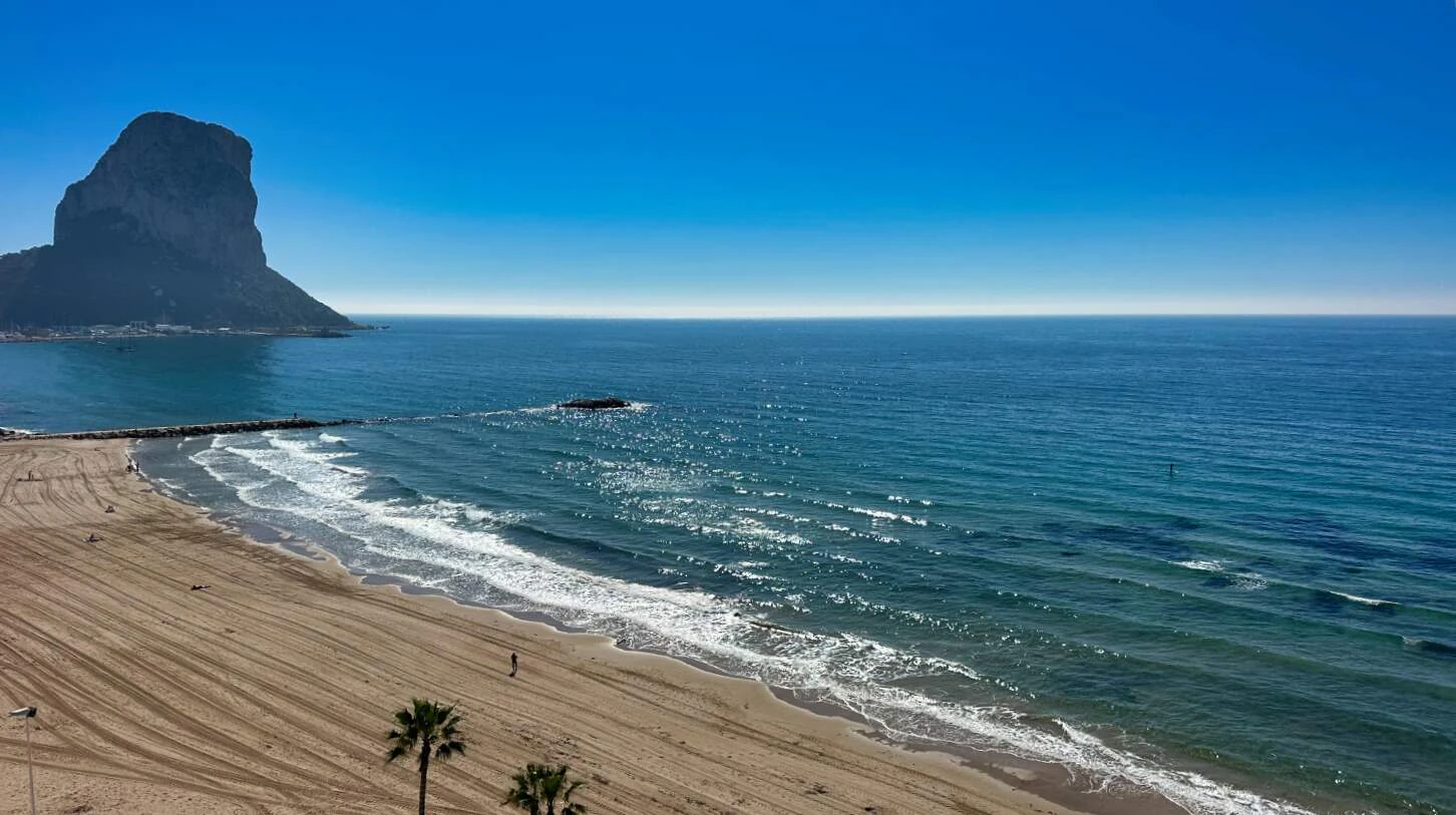 Penthouse na pierwszej linii z niezależną górną rezydencją i panoramicznym widokiem na morze w Calpe, Costa Blanca