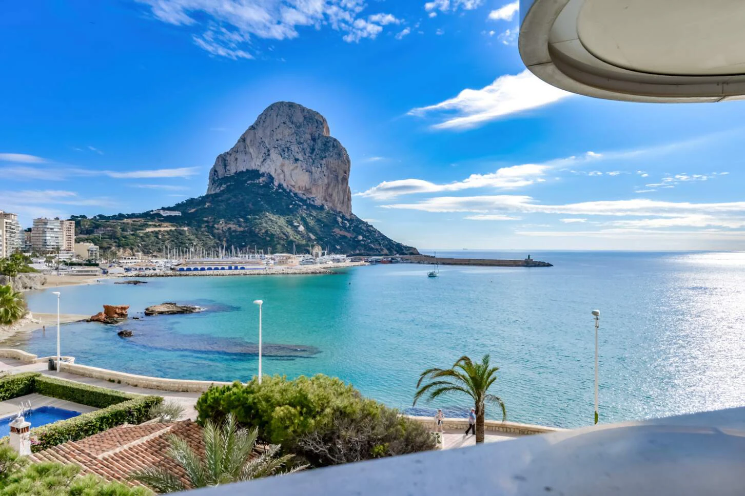 Luxury beachfront apartment with views of the endless sea and the natural park of Peñón de Ifach, in Calpe.