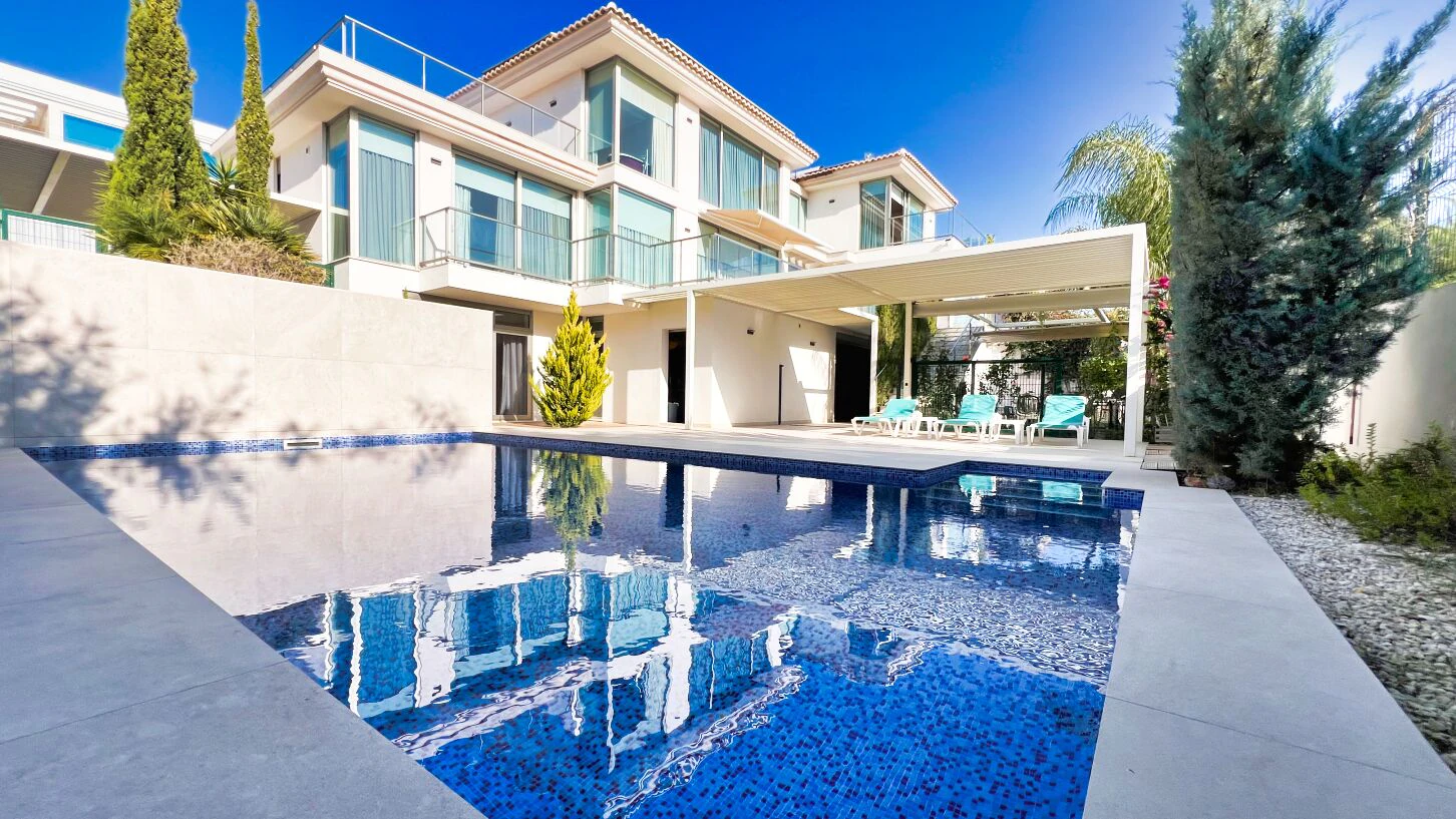 Spectaculaire luxe villa op slechts een paar meter loopafstand van de zee in Calpe