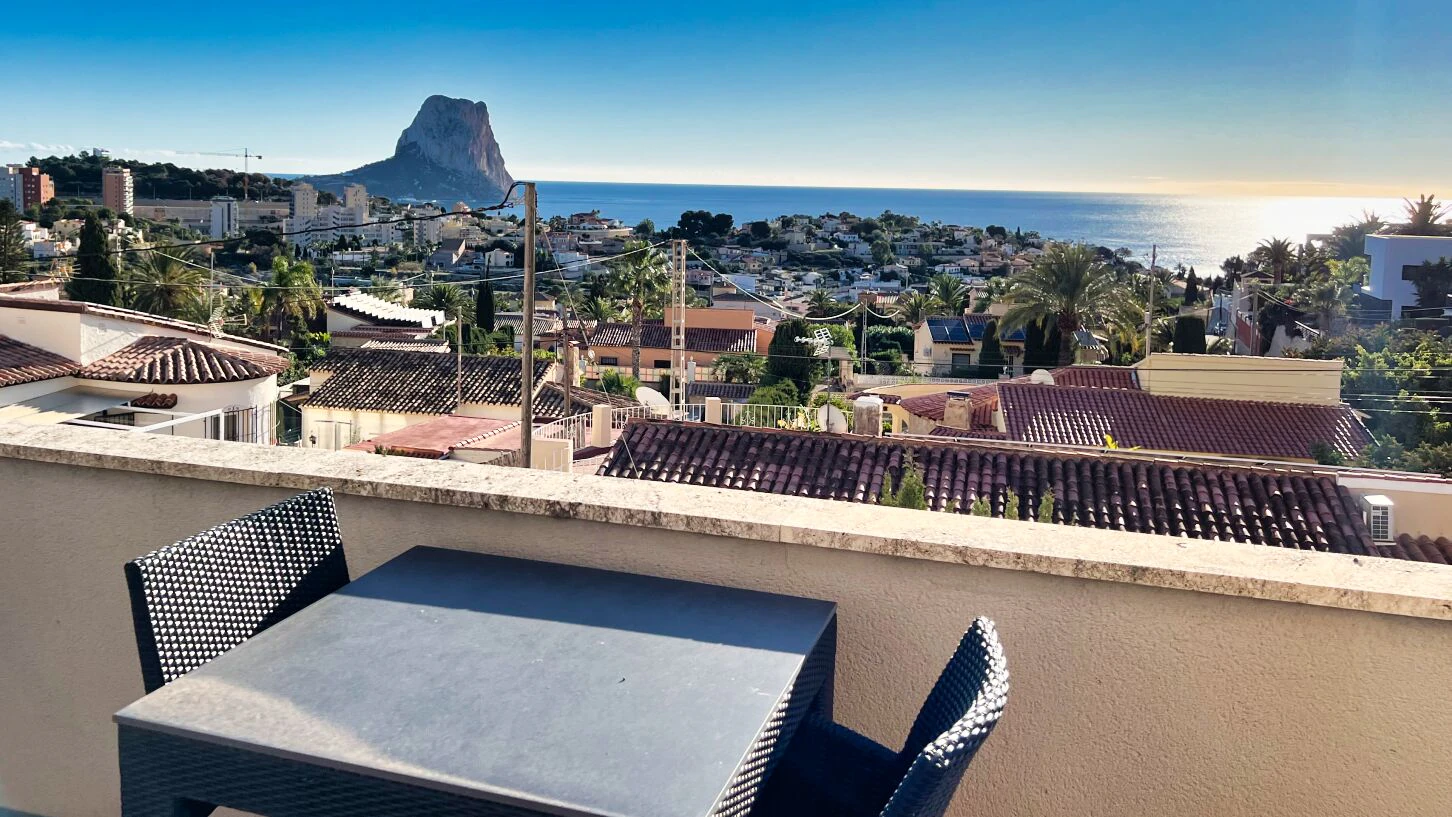 Huis met twee onder één kap in Calpe met lift en uitzicht op zee en de Peñón de Ifach.