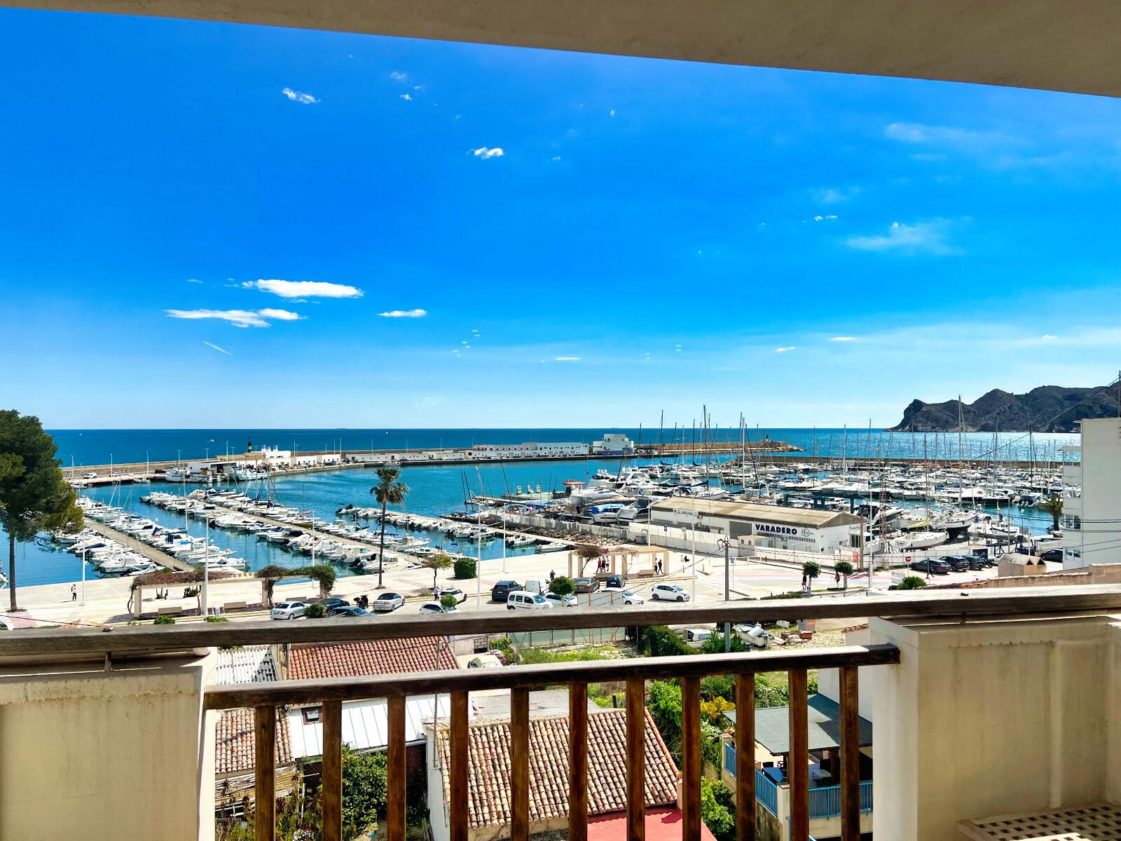 Uitzonderlijk en zeer ruim, modern appartement boven de haven van Altea