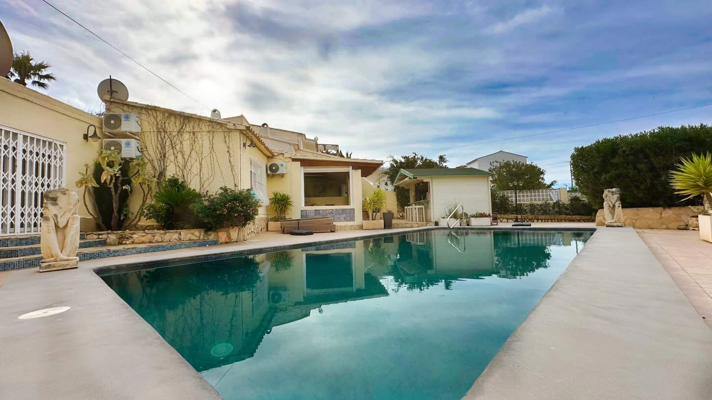 Coqueta villa adosada con piscina y cerca de las playas en Calpe, Costa Blanca