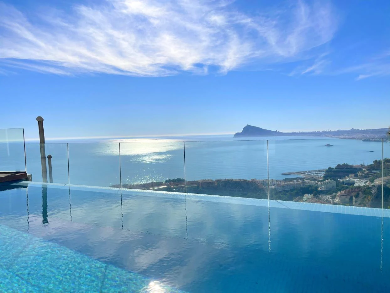 Majestic villa with stunning views of the sea and the bay of Altea.
