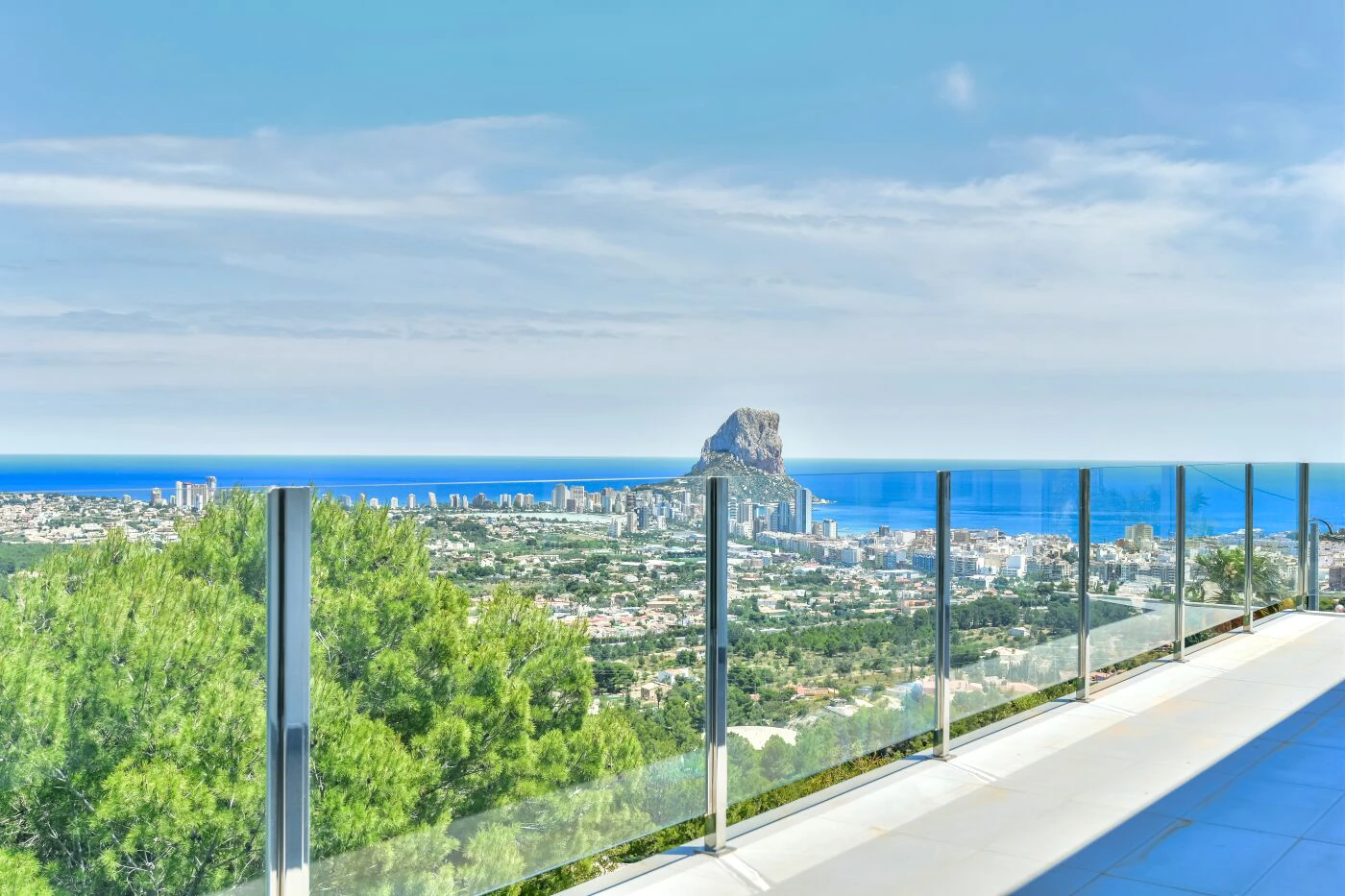 Modern villa with a guest apartment for sale in Calpe