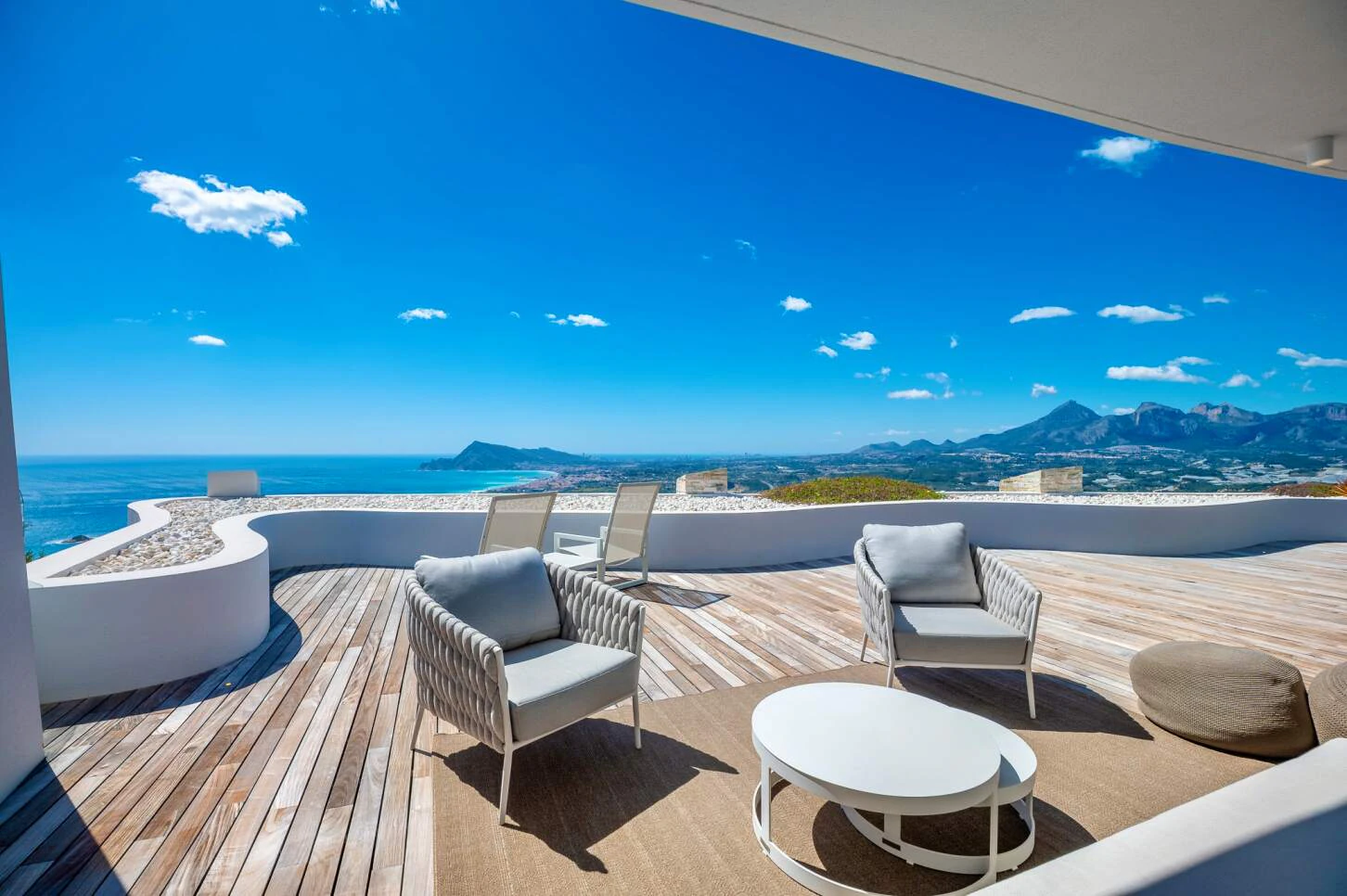 Exclusieve penthouse met indrukwekkend zeezicht, privéjacuzzi en in een luxe residentie met 24-uursbewaking, in de Sierra de Altea, Costa Blanca.