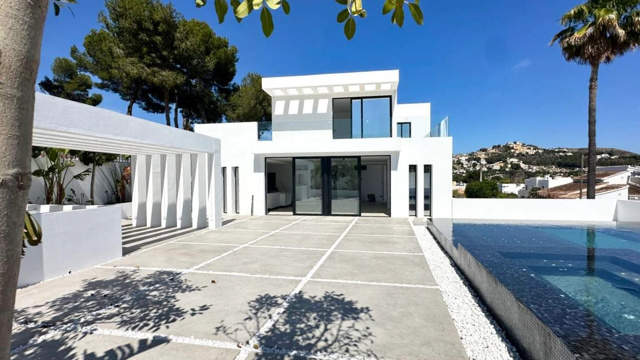 Moderne villa badend in natuurlijk licht in Moraira