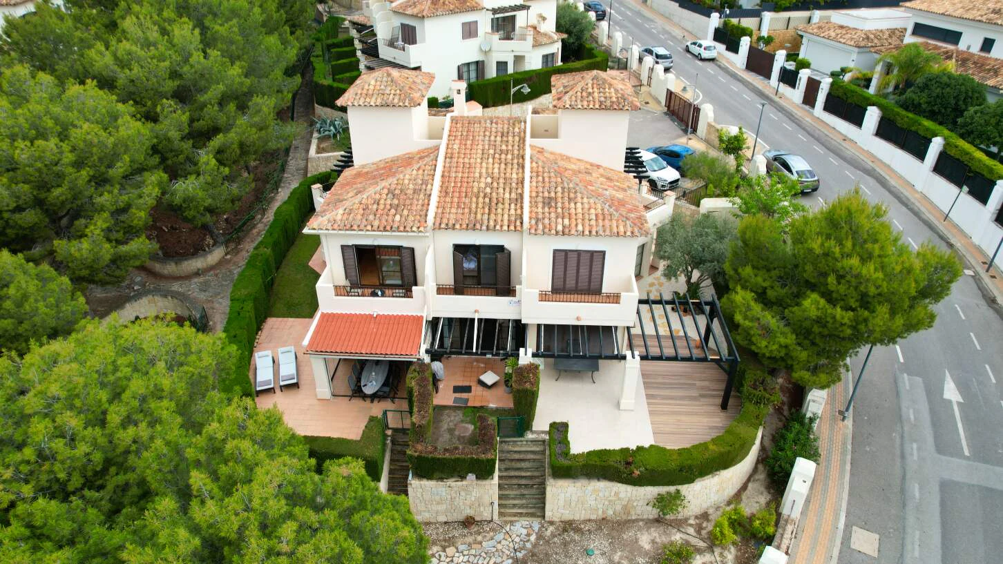 En exclusivité ! Chalet mitoyen avec vue sur la mer à Sierra Cortina, Finestrat.