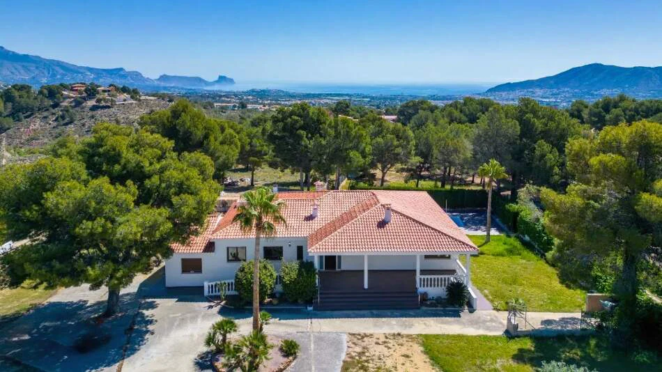 Elegant single-level on a large flat plot in La Nucia, Costa Blanca