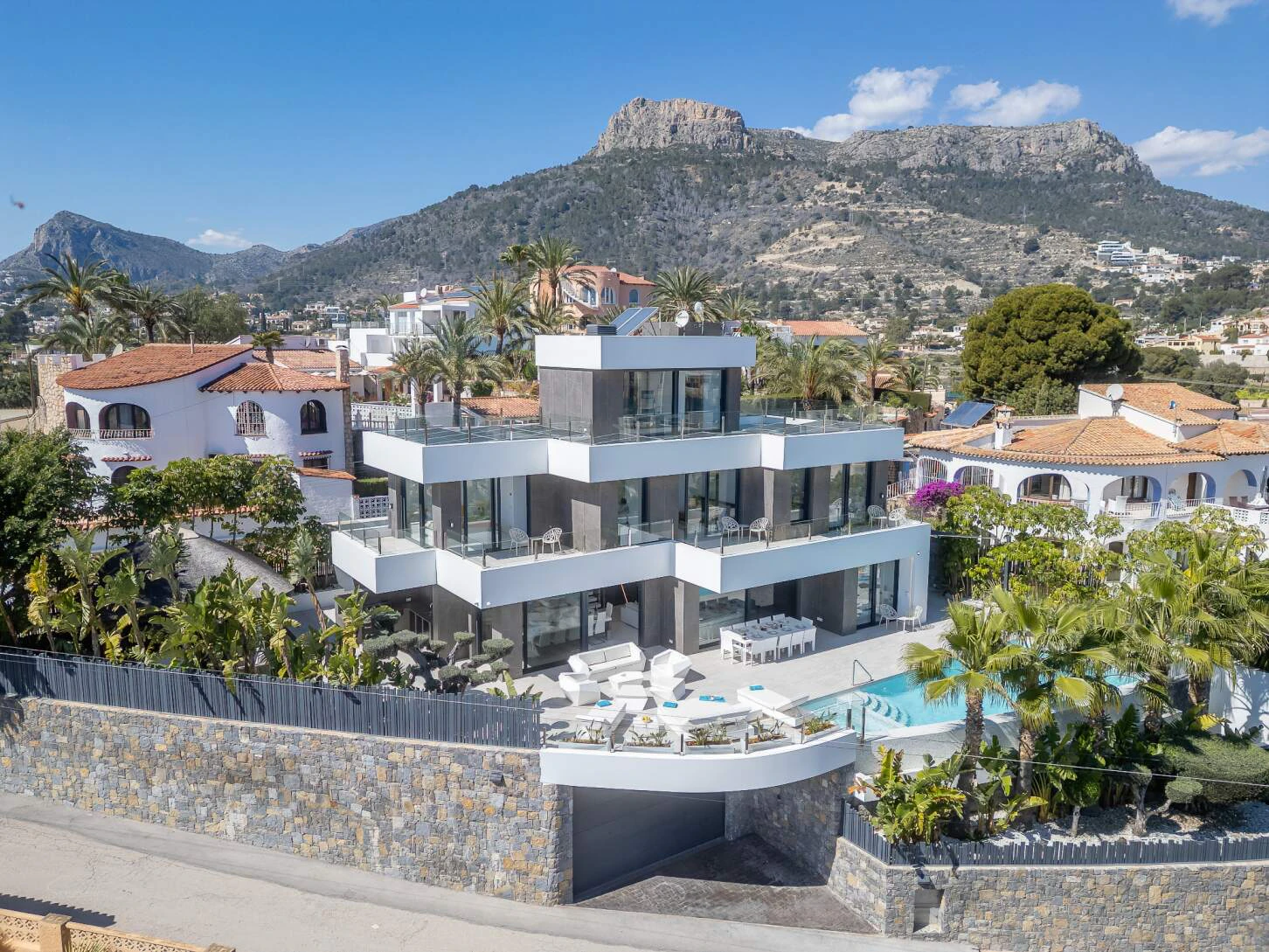 Modern luxury villa with sea views, very bright with pool and an interior spa area in Calpe