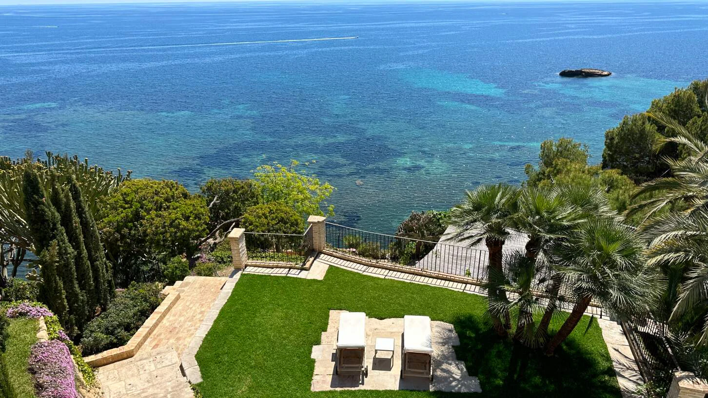 Paradijselijke villa aan zee in een magische omgeving van Altea