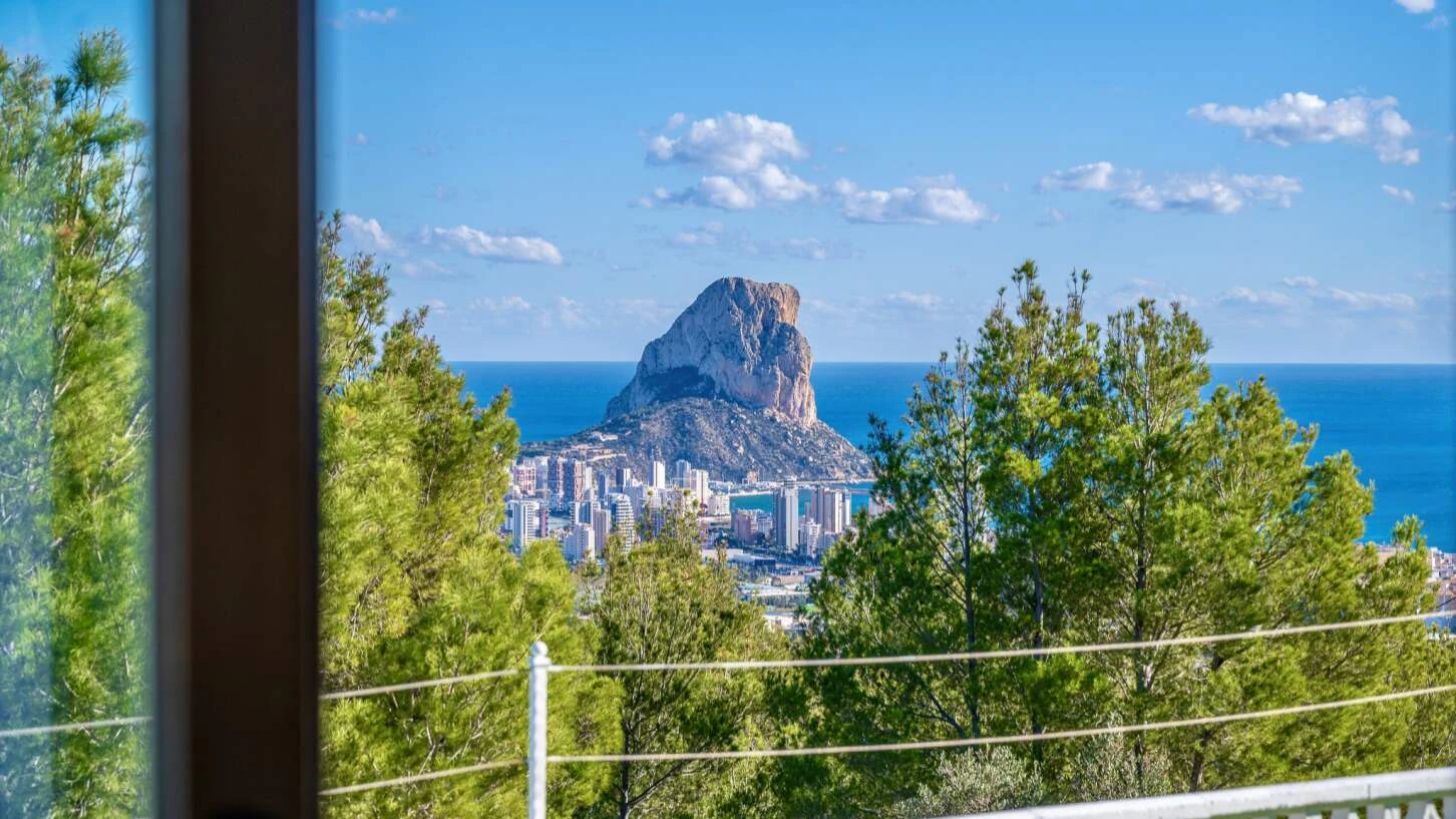 Renovated Mediterranean villa with panoramic sea views and tourist license in Calpe, Costa Blanca.