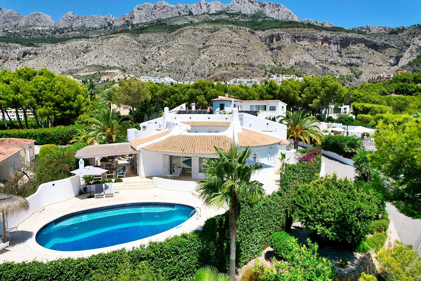 Beautiful mediterranean-style house with stunning sea and mountain views in Altea.