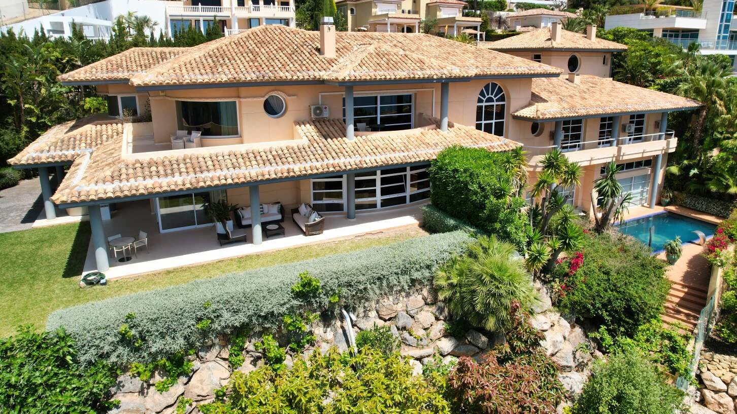 Exceptional mansion in Altea Hills with two pools, spa, guest house and great sea views on a large flat plot