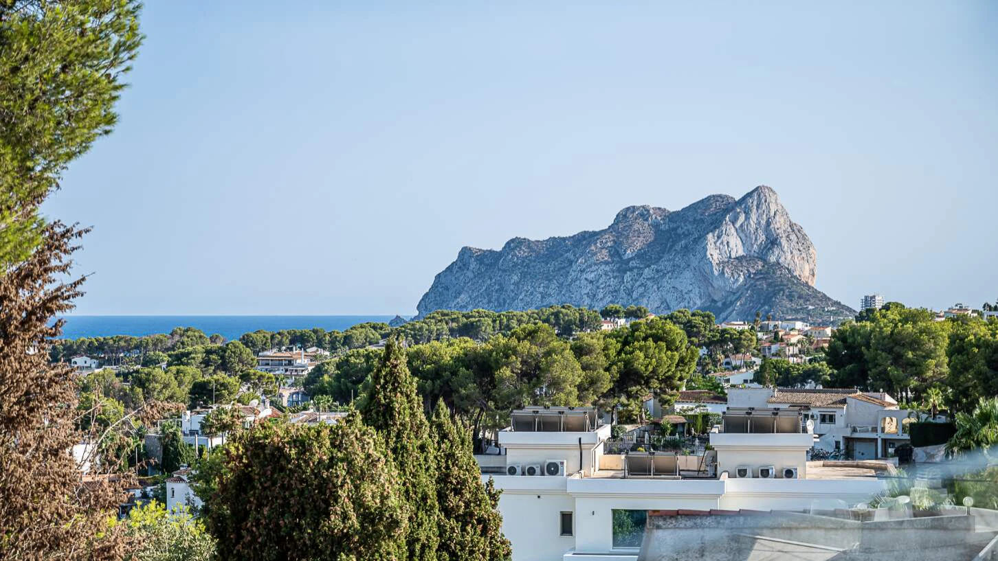 Modern villa in Benissa, Costa Blanca with views of the sea and Peñon d'Ifach.