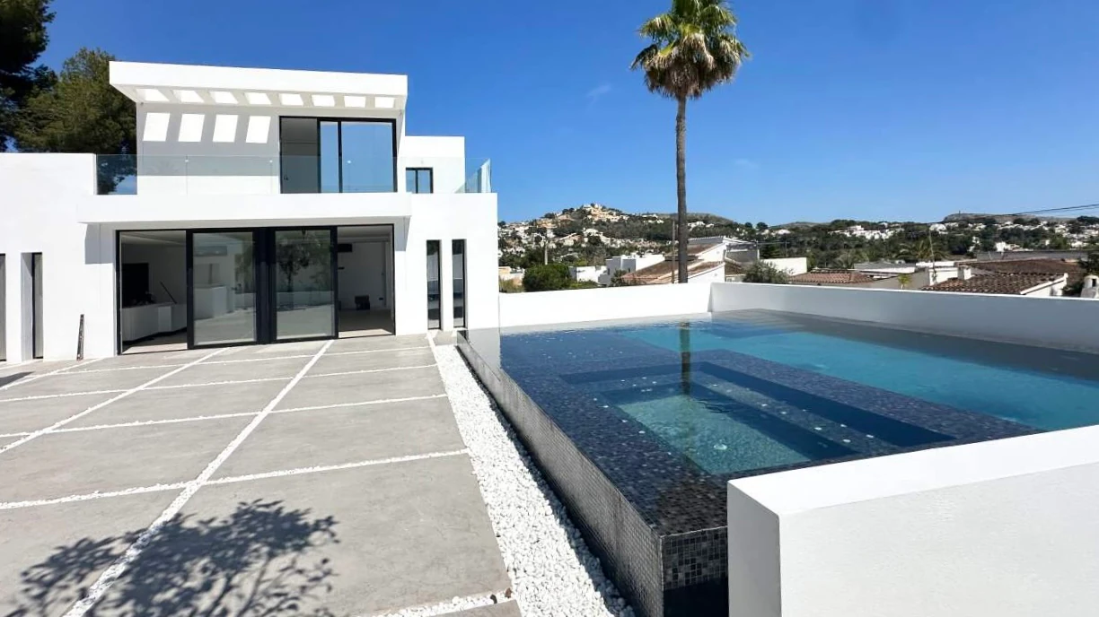 Contemporary villa bathed in natural light in Moraira